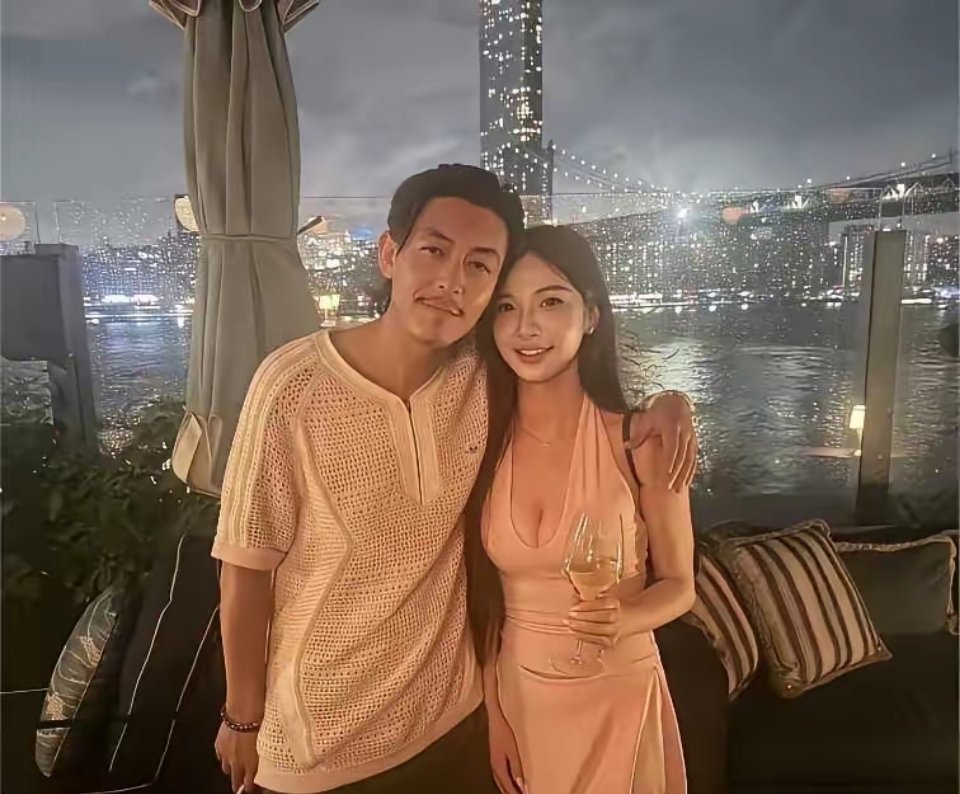 陈冠希又双叒叕搂美女合影了！这次不是秦舒培，也不是前女友们，而是一位陌生面孔的辣