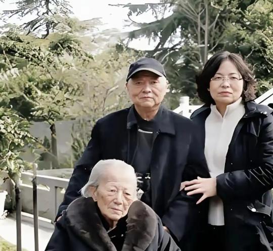 2003年，一位92岁的老人从台湾返回成都。当地政府组织了迎接活动，街道两旁来了