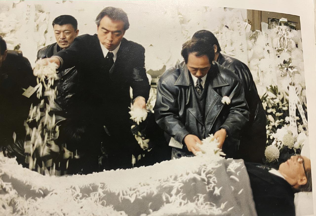 1994年，陈凯歌在父亲的葬礼上，一张罕见的留影，他一身素服，手臂上缠着黑纱，那