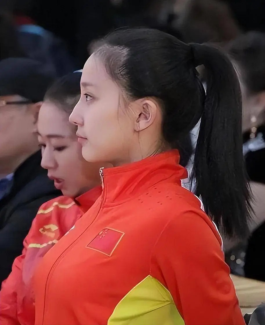 她现在……胸呢？营销成挺胸照说明当时写稿子那个人要么是猥琐男要么被猥琐男授意😅