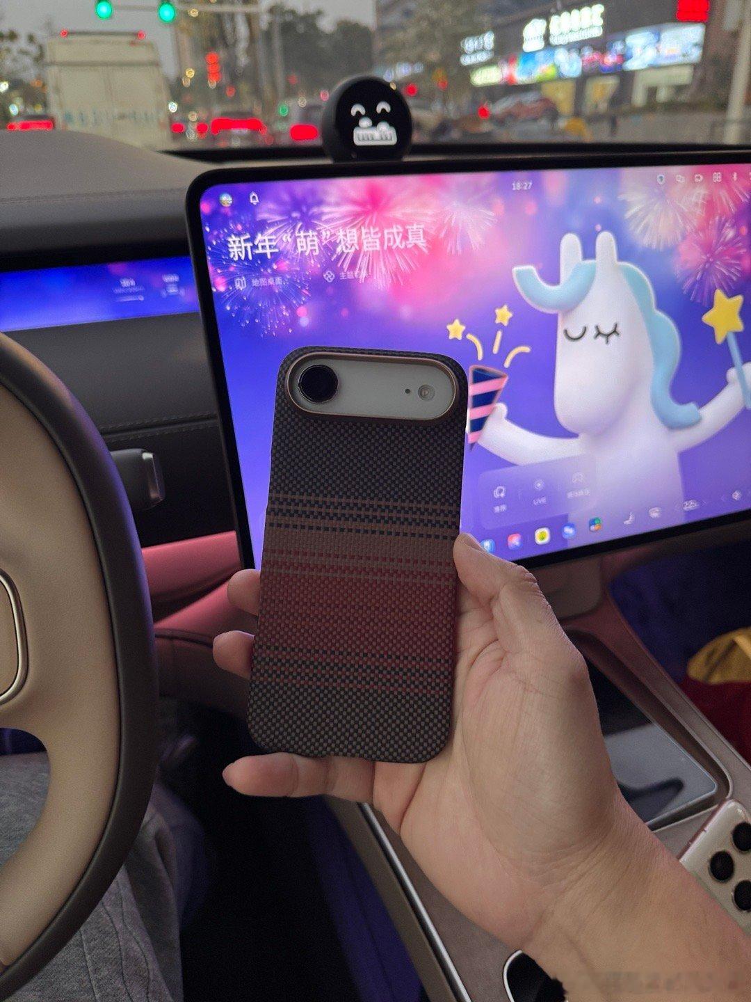 老实了，还是给Air装上保护壳了，好像是这三四年来第一次给iPhone戴壳港版没