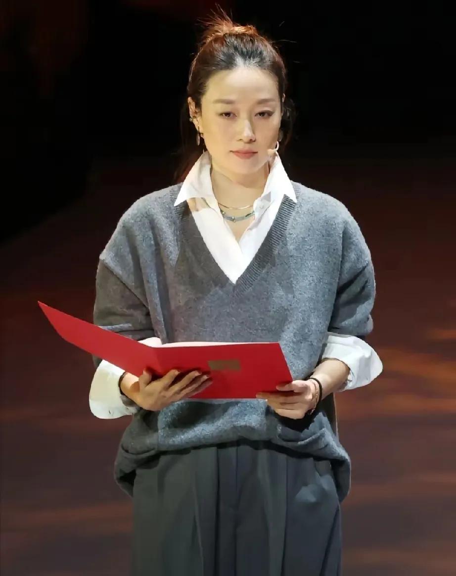 马伊琍这次直接美出新高度！49岁的她现身活动，一改往日干练短发，换上利落又女人味