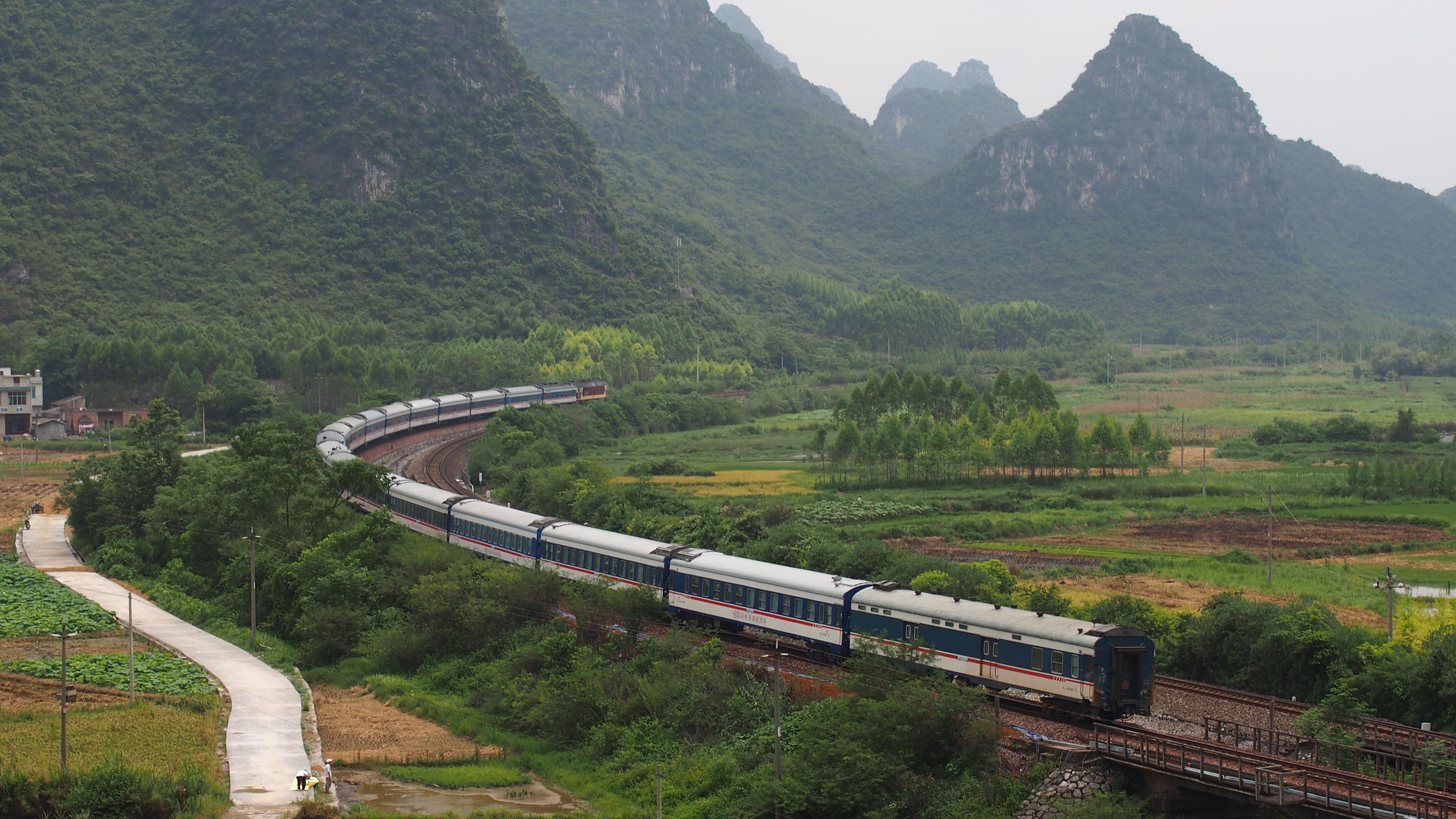 羡慕以前的火车有不同的涂装