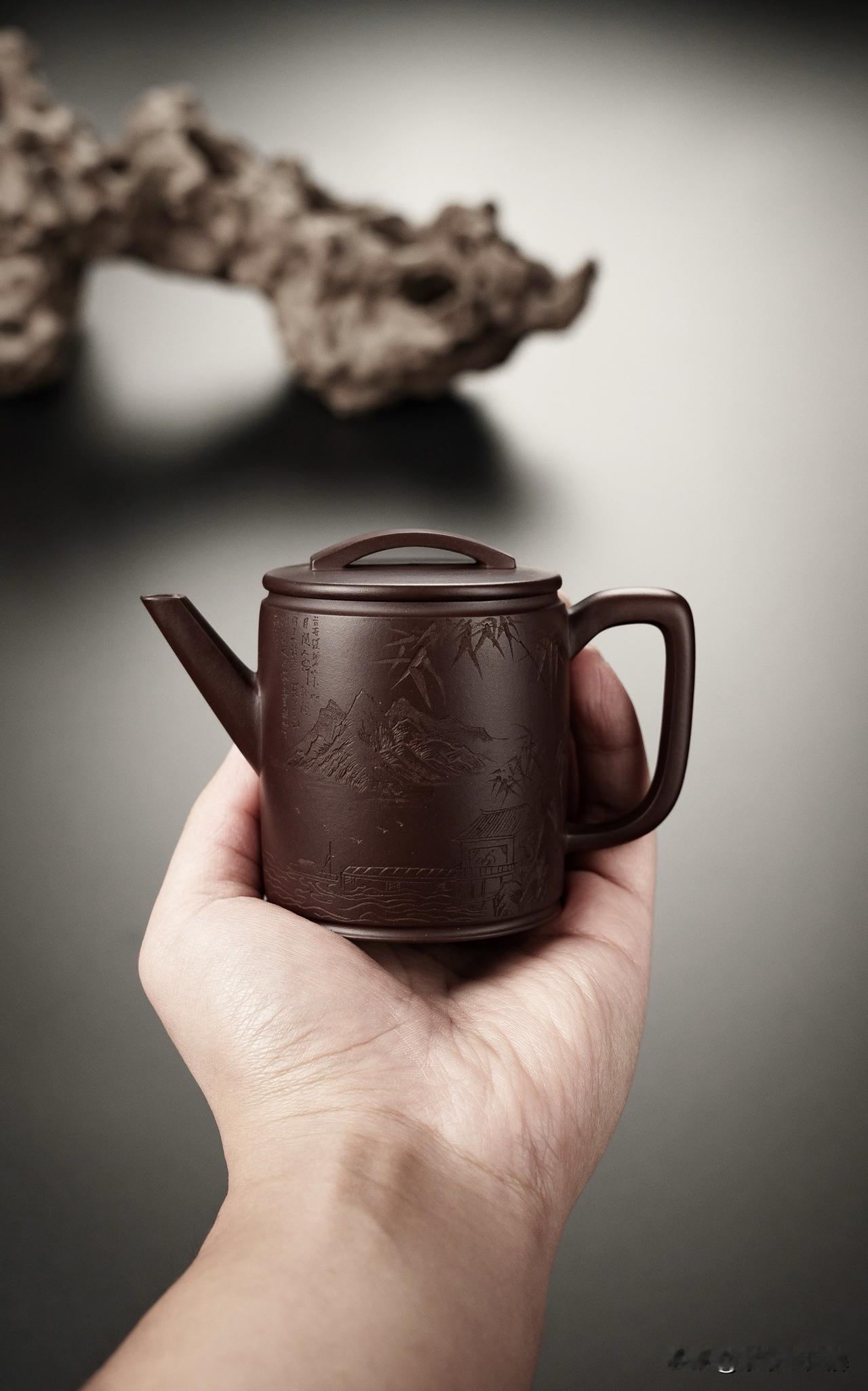 养壶的过程也就是藏壶的过程，也是人修养身心的惬意时刻。在呵护壶的过程中，人与壶达