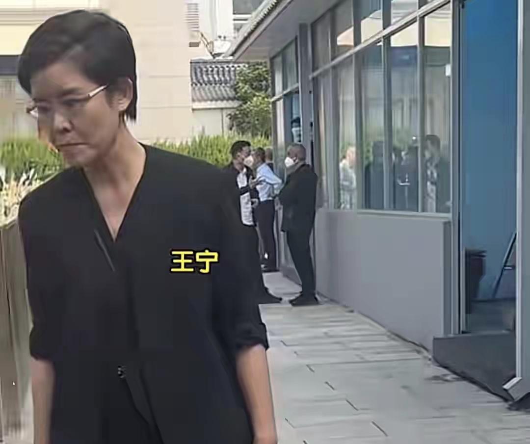 女主持人王宁真的是行不改名坐不改姓的代表，进入央视之前，就知道男主持人王宁家喻户