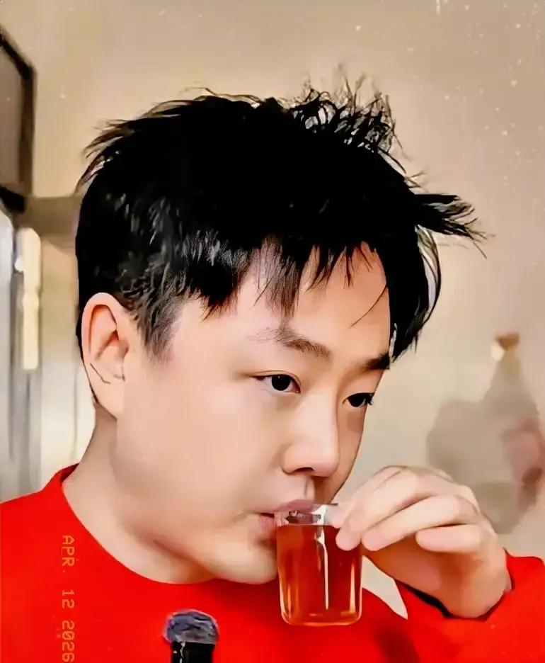 刘雨鑫这哥们真狠，三个月砸三十七万纯探店，还把银行流水甩出来。我刷到他视频时