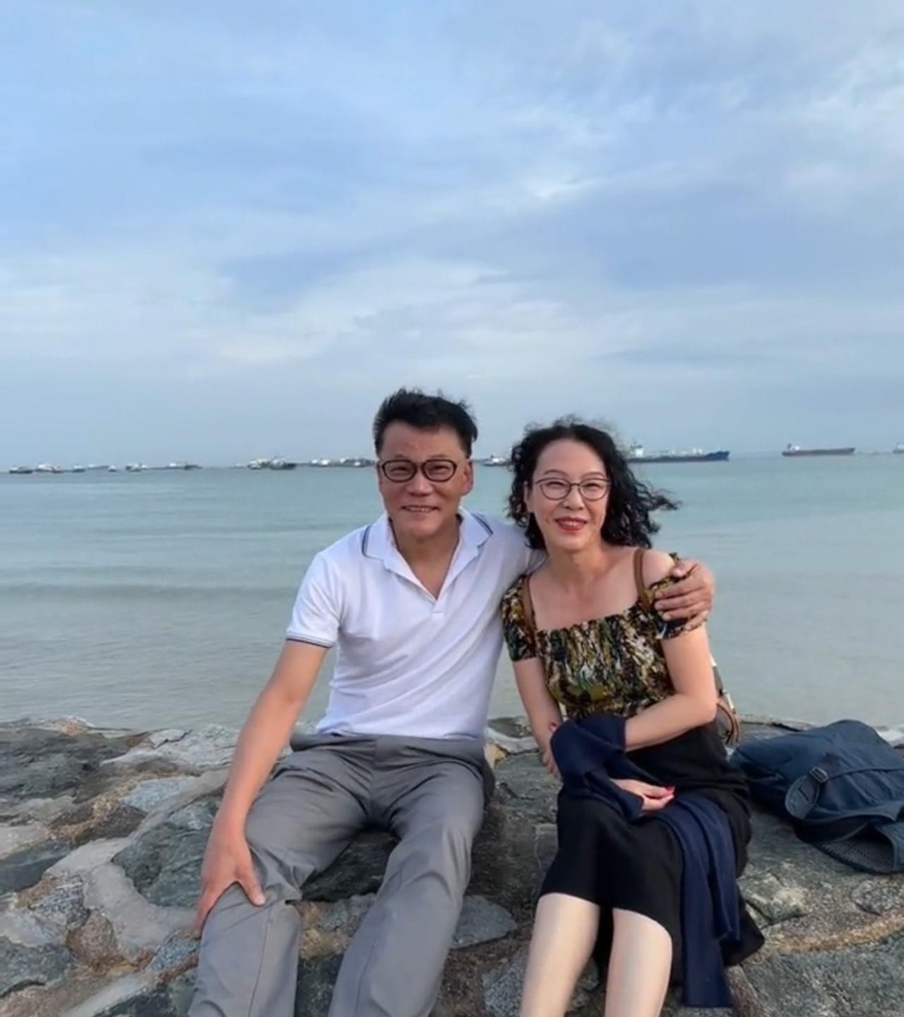 李国庆跟新婚妻子旅行拍照，都会自然的搂着对方，两人比年轻热恋小情侣还甜，这个年纪