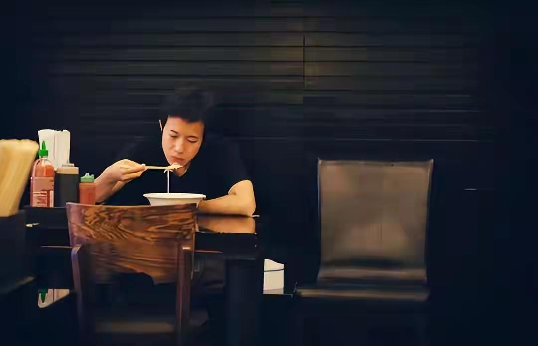 专家预测2025年单身人口冲破3亿，年轻人那句“不忍心让孩子来这世上受苦”，戳中