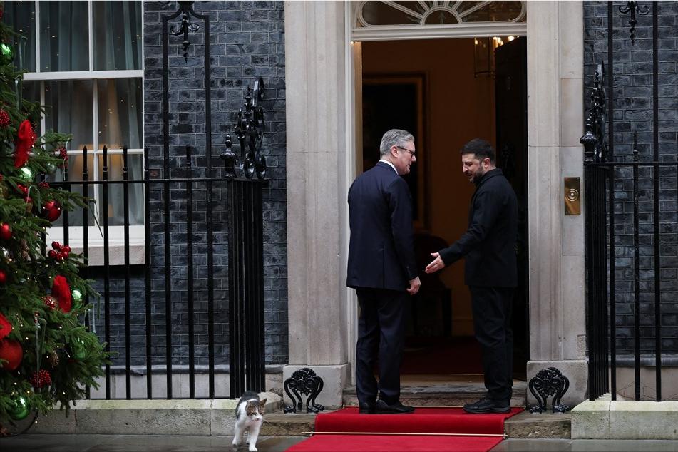 这段话是英国首相斯塔默说的：“我们必须记住，这场冲突已经持续了将近四年，占