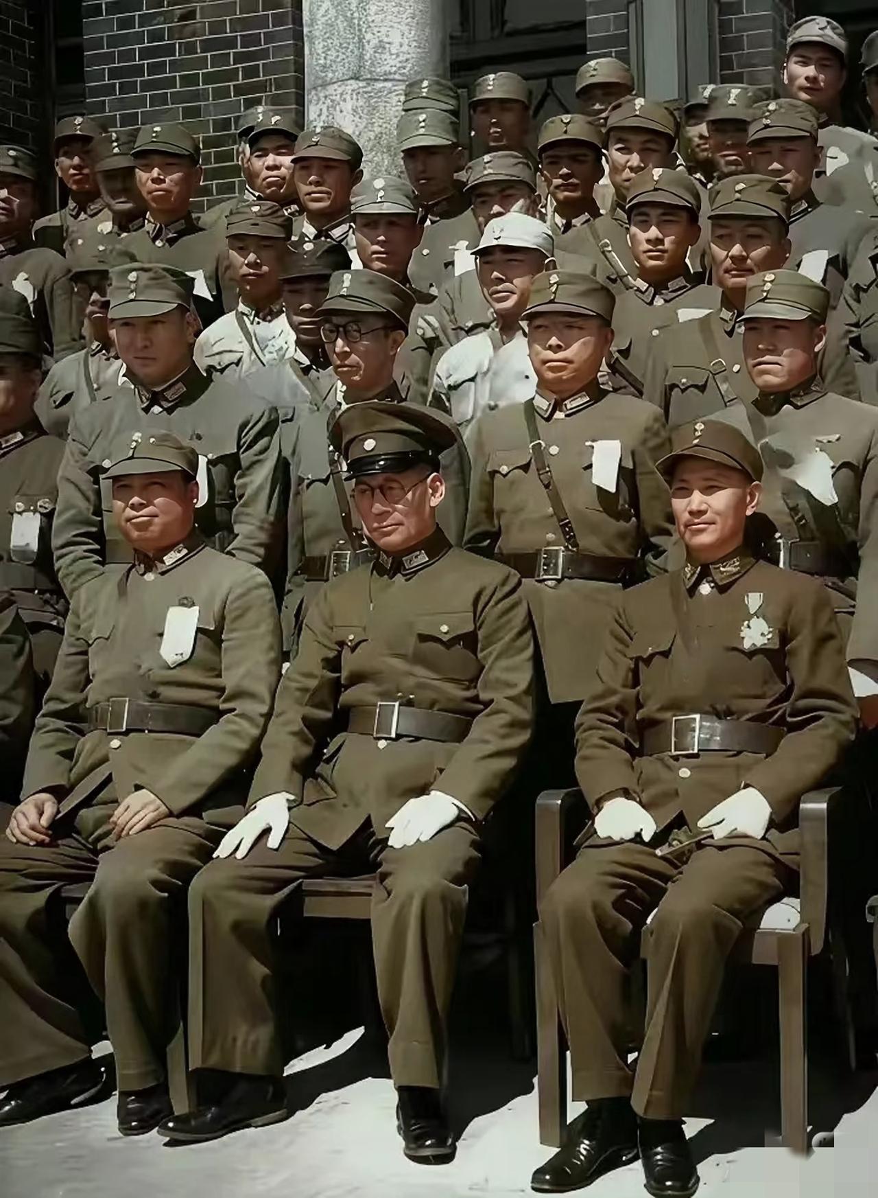 这是抗日战争时期，蒋介石与云南主要军官的合影照，最右边是蒋介石，中间的是龙云，左