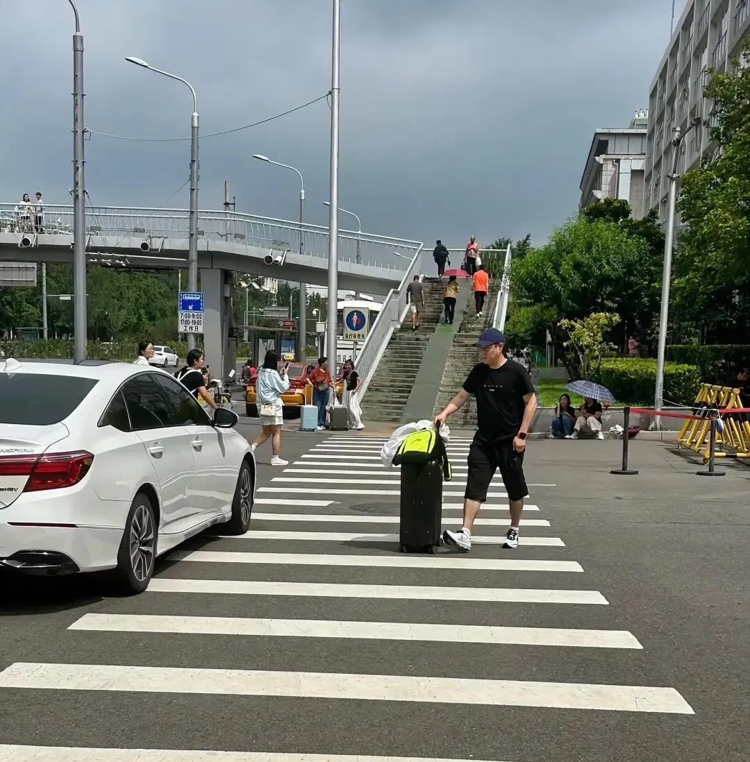 奇怪了！早晨国乒大部队已出发去横滨，却没有看到莎莎跟邱贻可，有网友拍到这个