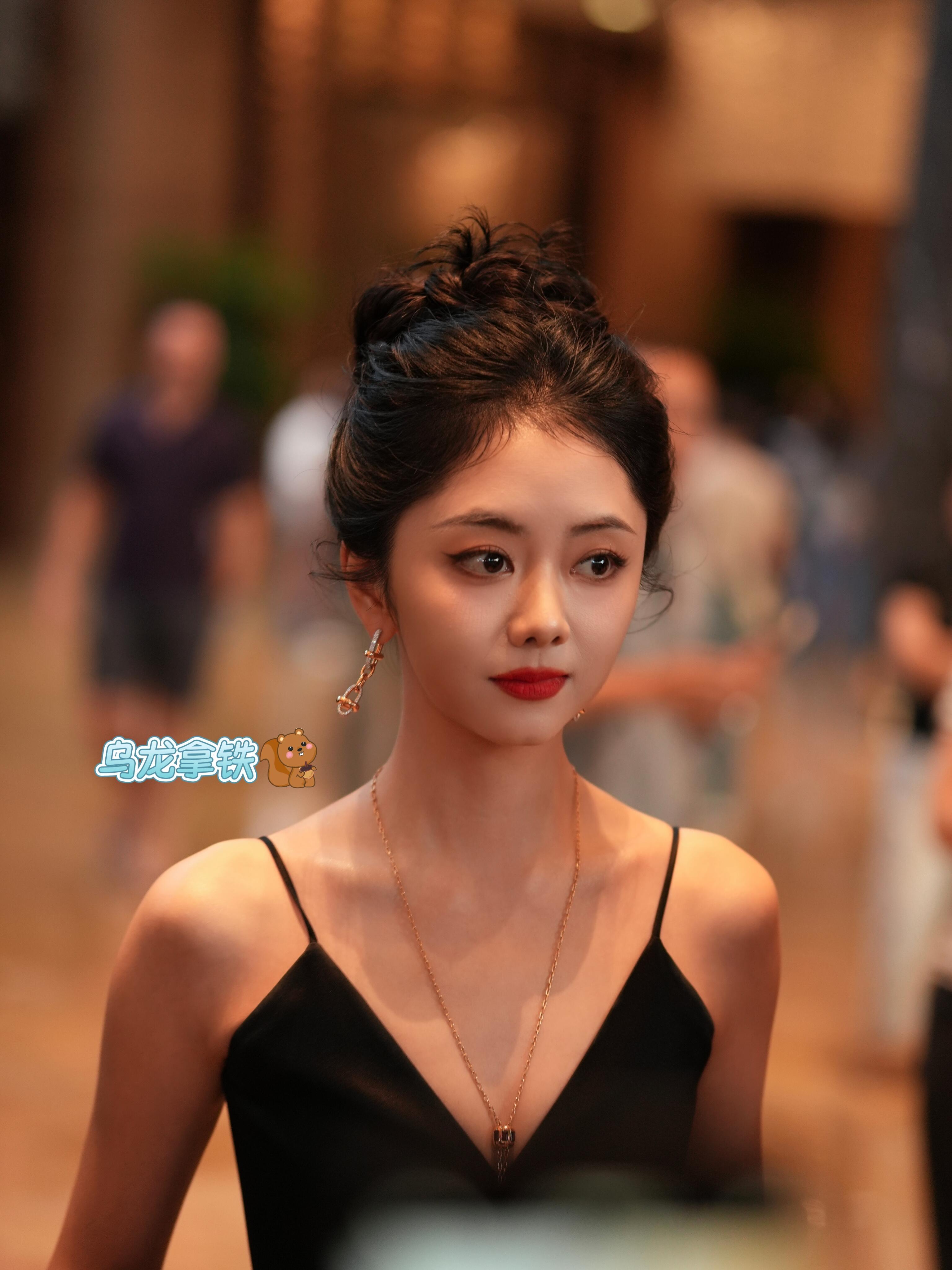 谭松韵谭松韵瘦了好多，穿小黑裙好像是黑天鹅，锁骨也太漂亮了​​​