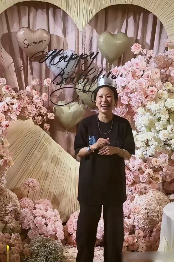真是搞不懂，萧敬腾不管是长相还是经济都不差，为什么会选这么老的老婆，到底图个啥啊