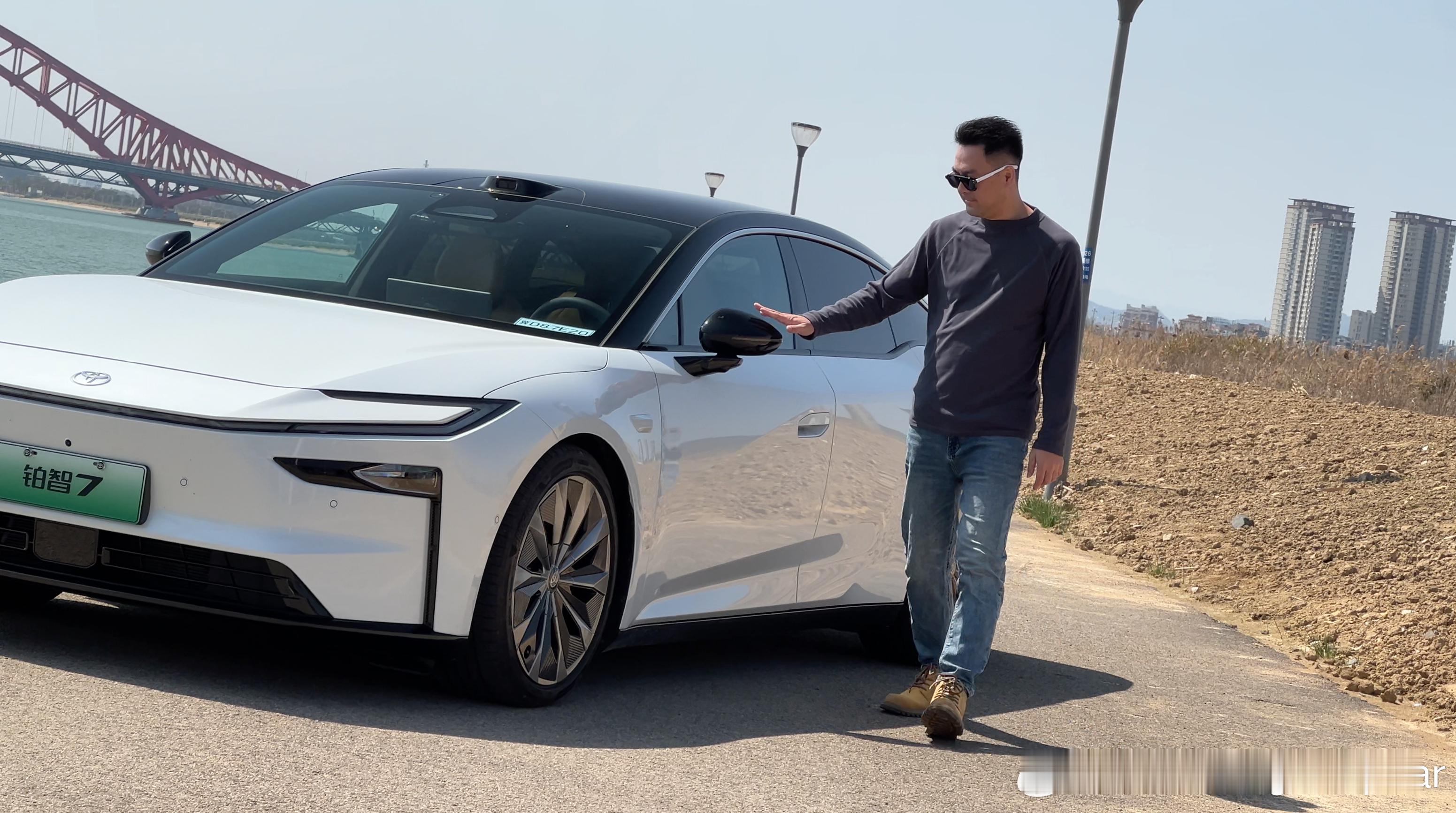 早几年买电车那会儿，Model3还是个社交货币。身边提车的人发朋友圈，配文多半