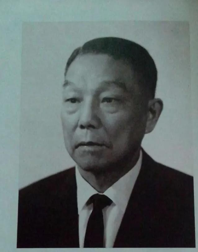 四川军阀杨森老年因病住院，蒋经国去看望时，好奇地问道：“杨伯伯，您这么高寿了，还