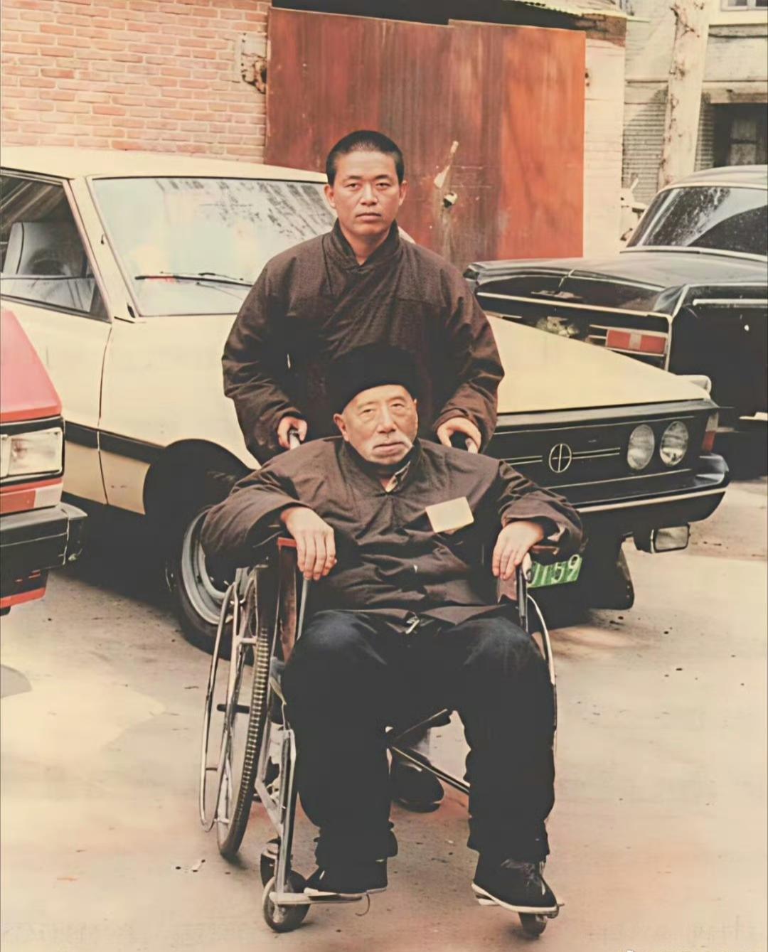 1986年，21岁的释永信推着师傅行正禅师（释行正）外出就医的照片。一年后（1