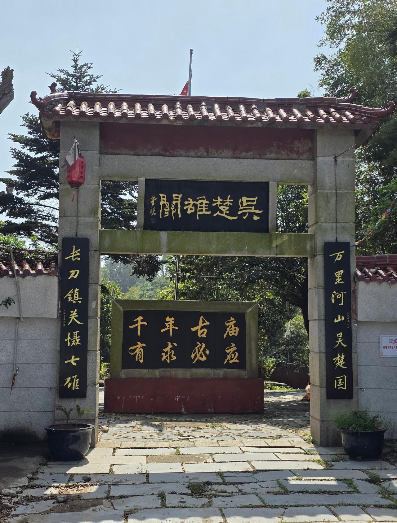 1）庐山从昨天开始人少了，今天来到居然允许自己车子能开上来了，意外的惊喜，喜出望