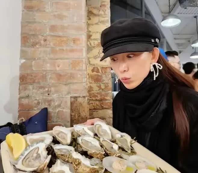 林志玲怎么会这样，吃个生蚝，扇贝就很享受的样子，林志玲没嫁到日本时候也是天珍海味
