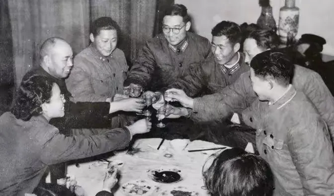 1962年，南京军区司令许世友会后，前去餐厅用餐。他望见1位老战友坐在角落里，低