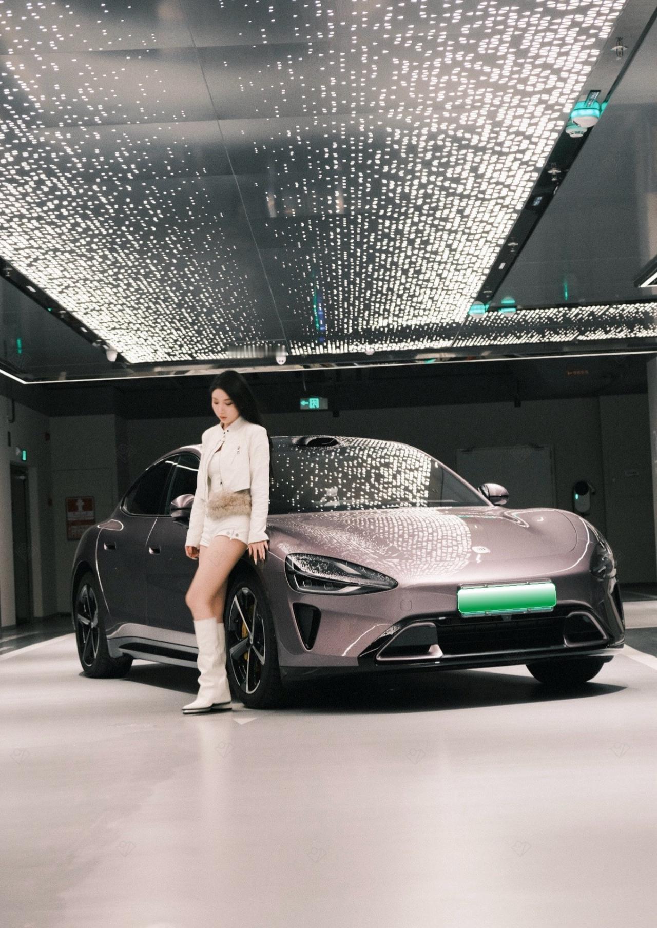 汽车摄影爱好者美女车模小米su7小米su7max晒出你的座驾