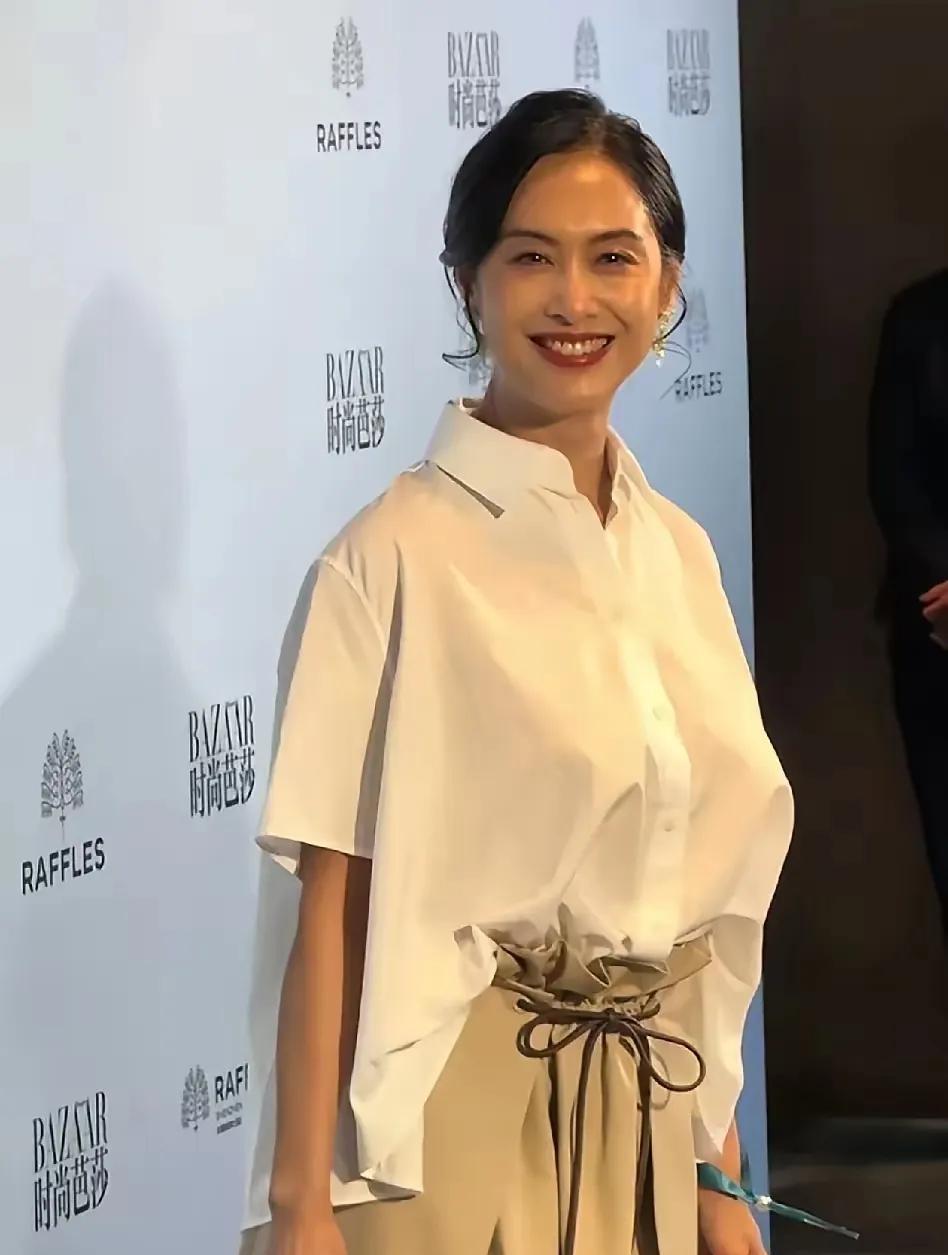 不知道是朱茵本身气质问题？还是衣品的问题，感觉这胸都要垂到腰上了。不得不说，朱