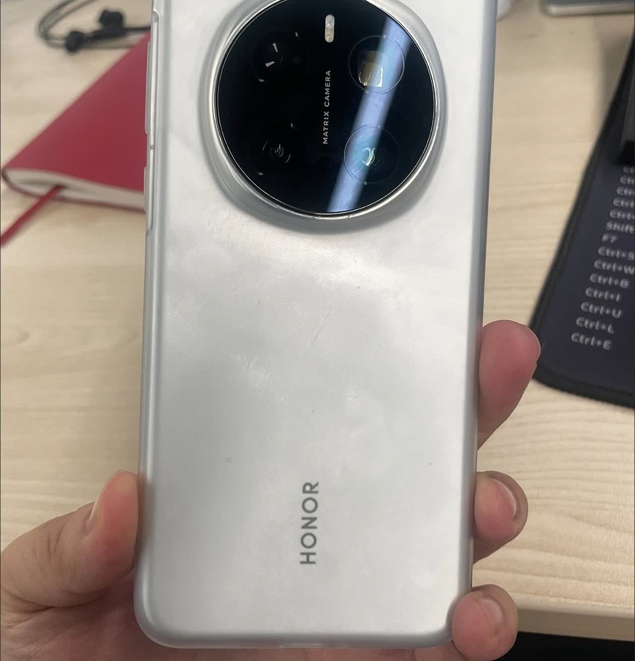从隔壁品牌转过来的，前段时间入手了荣耀Magic7Pro，本以为会翻车，没想到