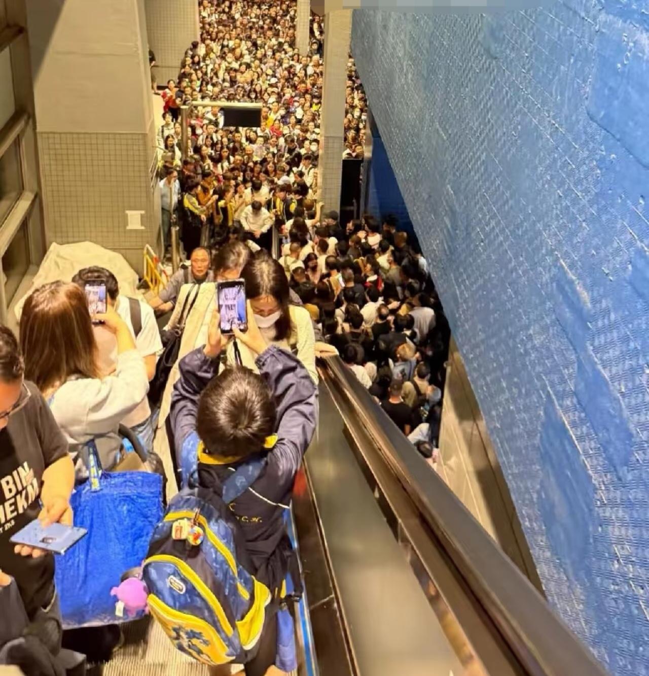 今天的香港好可怕，根本挤不进去😭