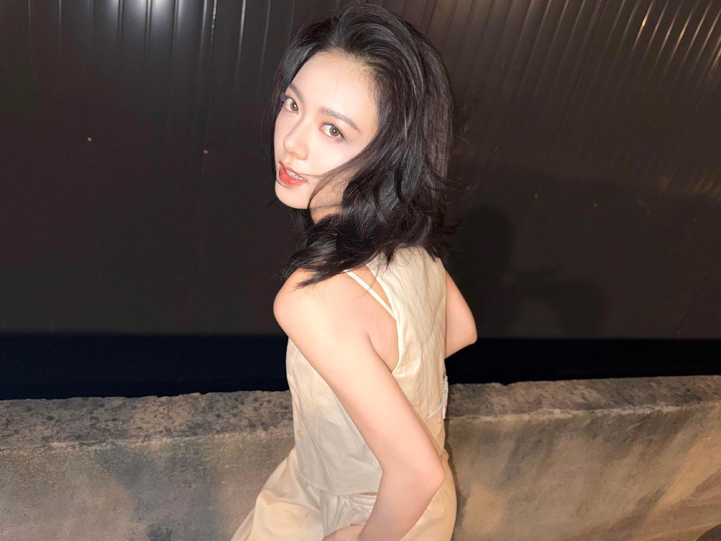 赵今麦最新大片释出✨一身alo松弛感新装，简约米调穿搭，随性又有力量。晚风拂过发丝，氛围感拉满，静待