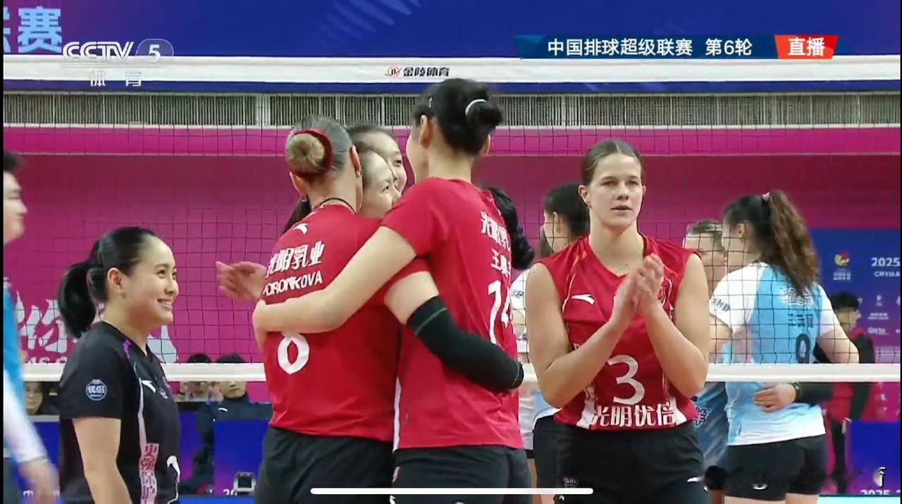 上海女排这场5局大战主要赢在了两位外援，范赖克和沃龙科娃太能砸了，但是打到决胜局