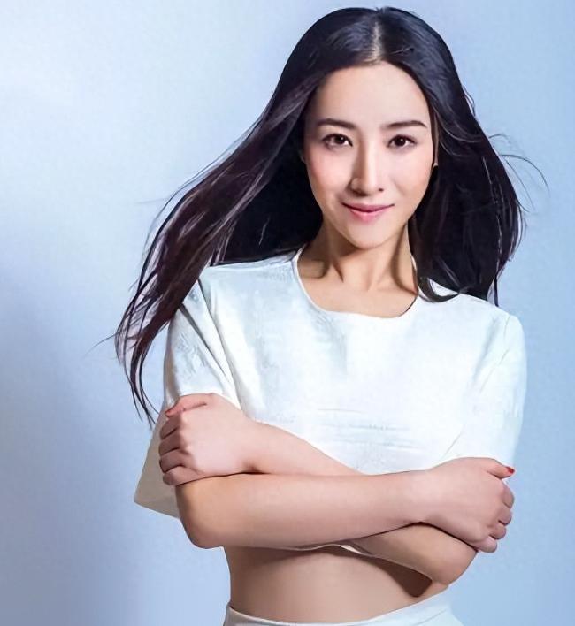 13年前实名举报张艺谋超生、把大导演拉下神坛的女演员何珺，现在怎么样了？这事