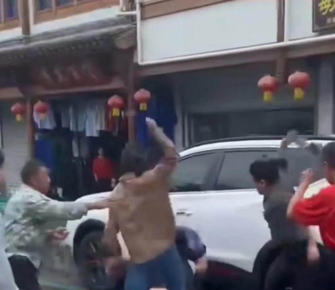 安徽一家饭店5人群殴一名外地游客，出手那是相当的狠！现在这件事情最慌的不是出