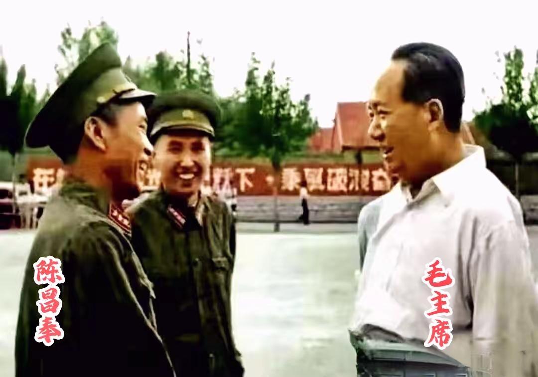 1958年济南军区，毛主席遇见长征时的老警卫员陈昌奉，久别重逢。陈昌奉紧紧握着毛