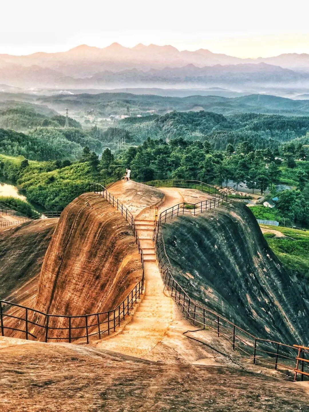 👇有一座低调小城，可登山可看雾可赏日落日出，每一处的风景都足以让人流连忘返它