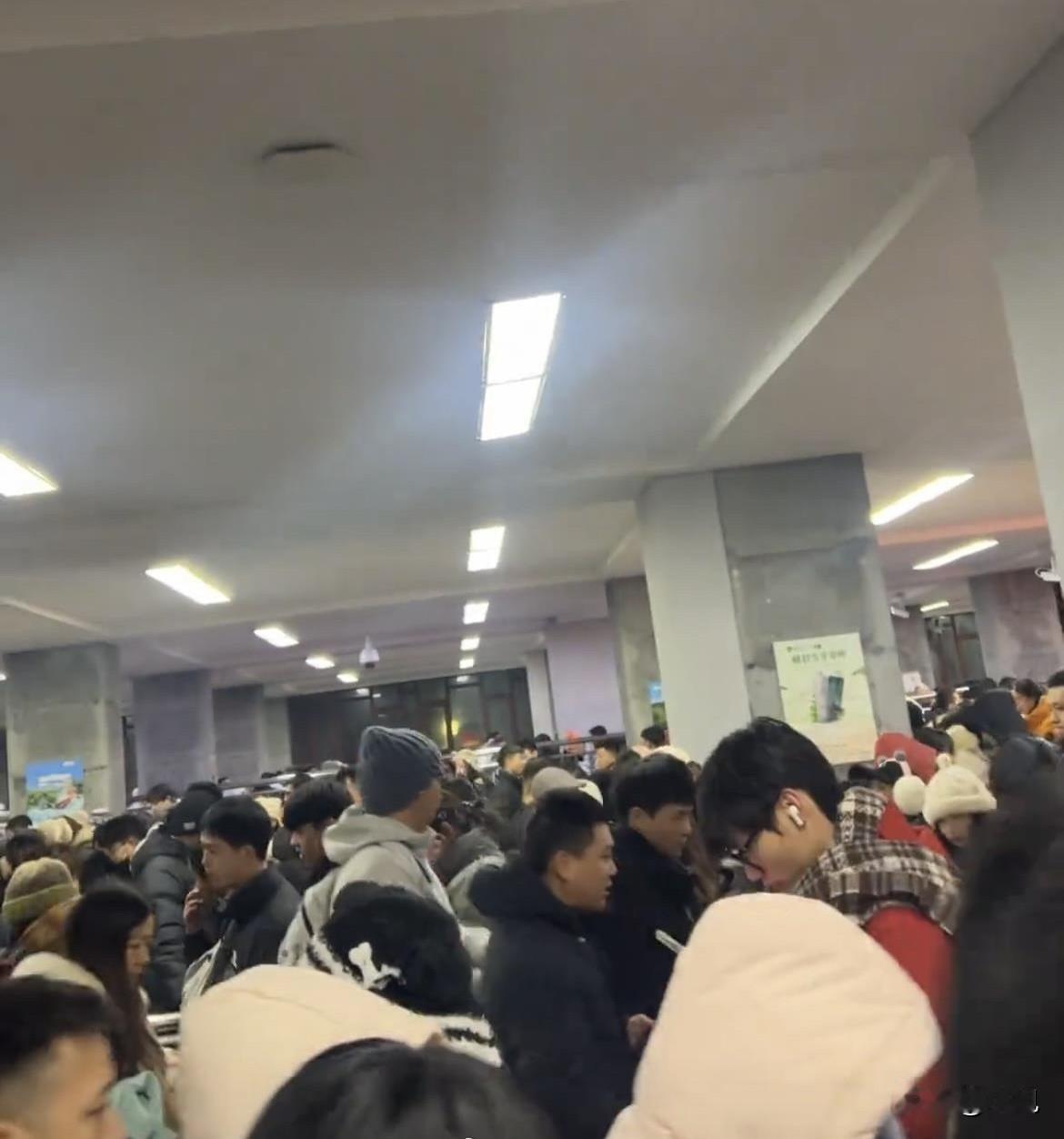 飞机在跑道上加足马力，正要抬头起飞，一个女人的尖叫声撕破了机舱里的平静。“你