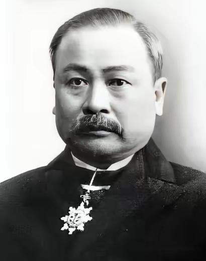 1982年5月17日，工人们挖开了一座沉睡六十多年的坟墓。棺木刚一凿开，黑水哗哗