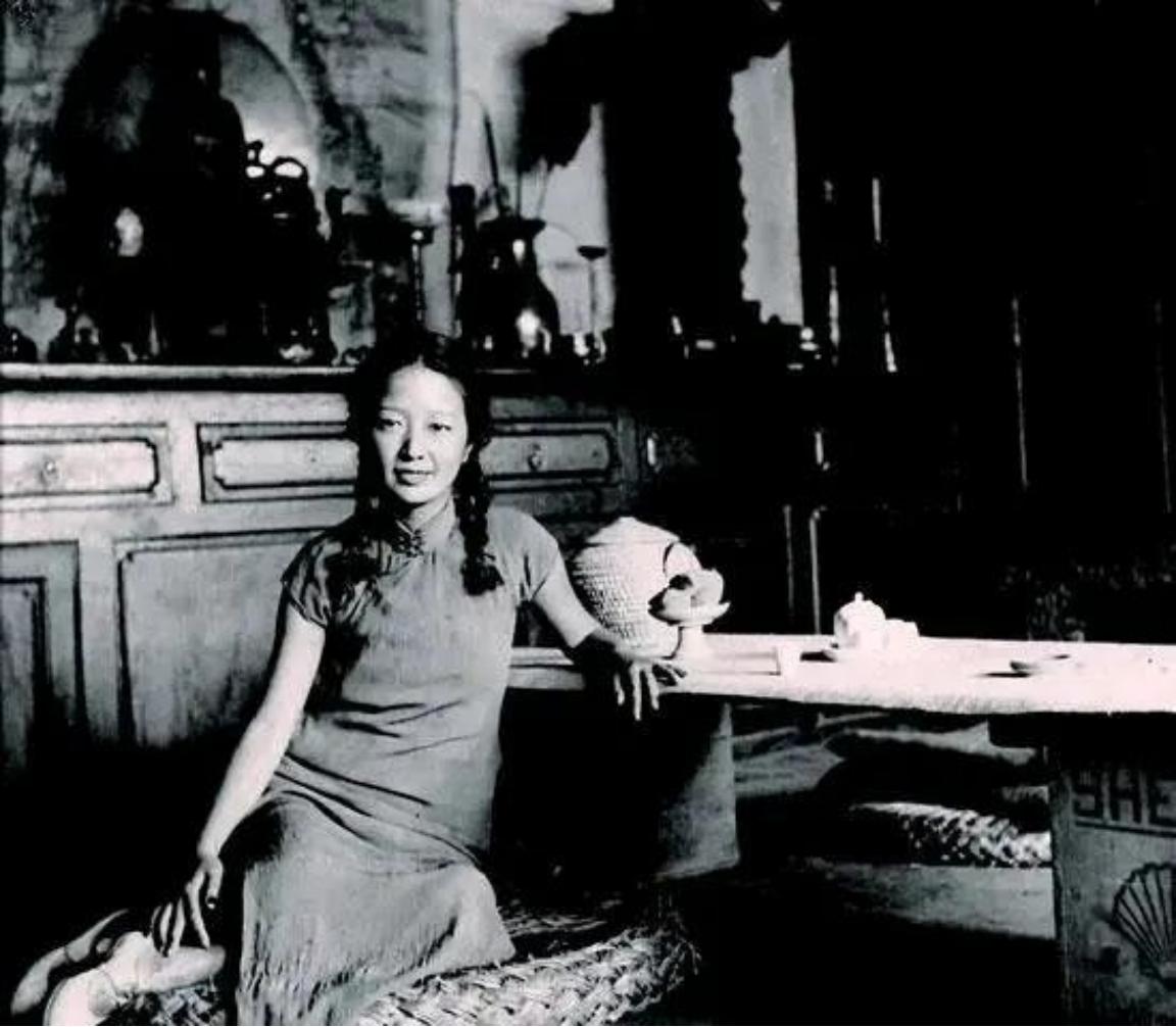 1934年，才女苏青新婚夜，撞见丈夫和表嫂亲热。她装作若无其事，婚后接连生了5个