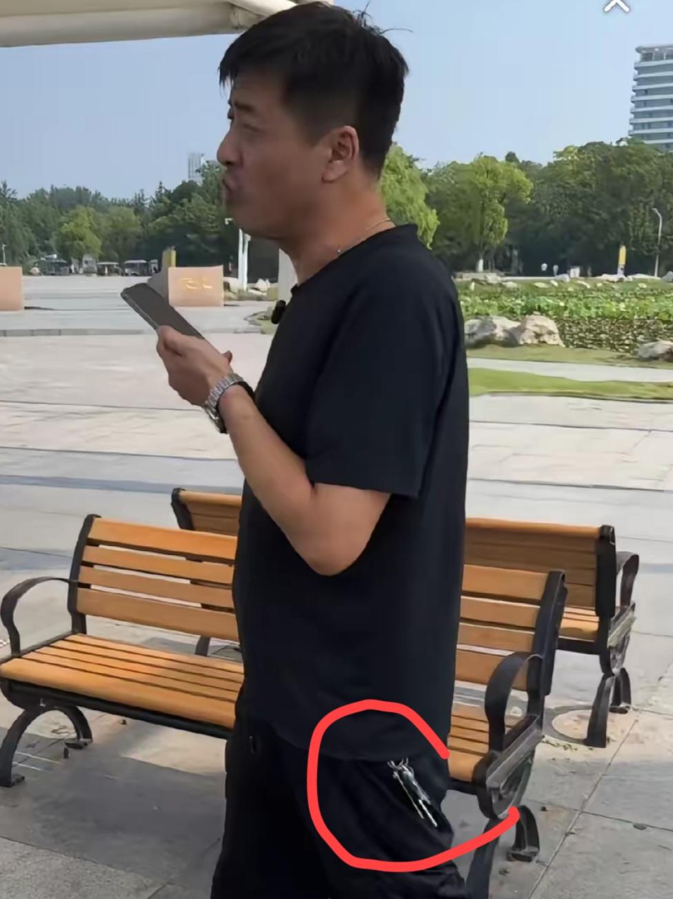 陈杰公园直播裤子上这串钥匙，简直把人拉回了九十年代，这样的装扮，基本已经是很少