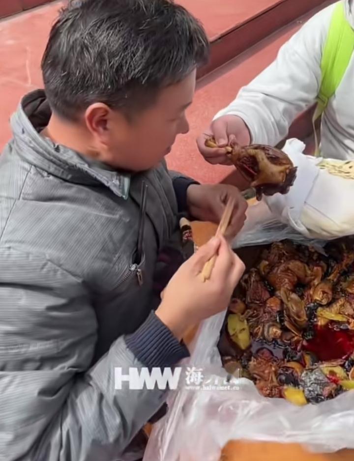 近日四川一幕太暖心！爸爸特意炖了一大锅铁锅炖，专程送到学校给备战高三的儿子。儿