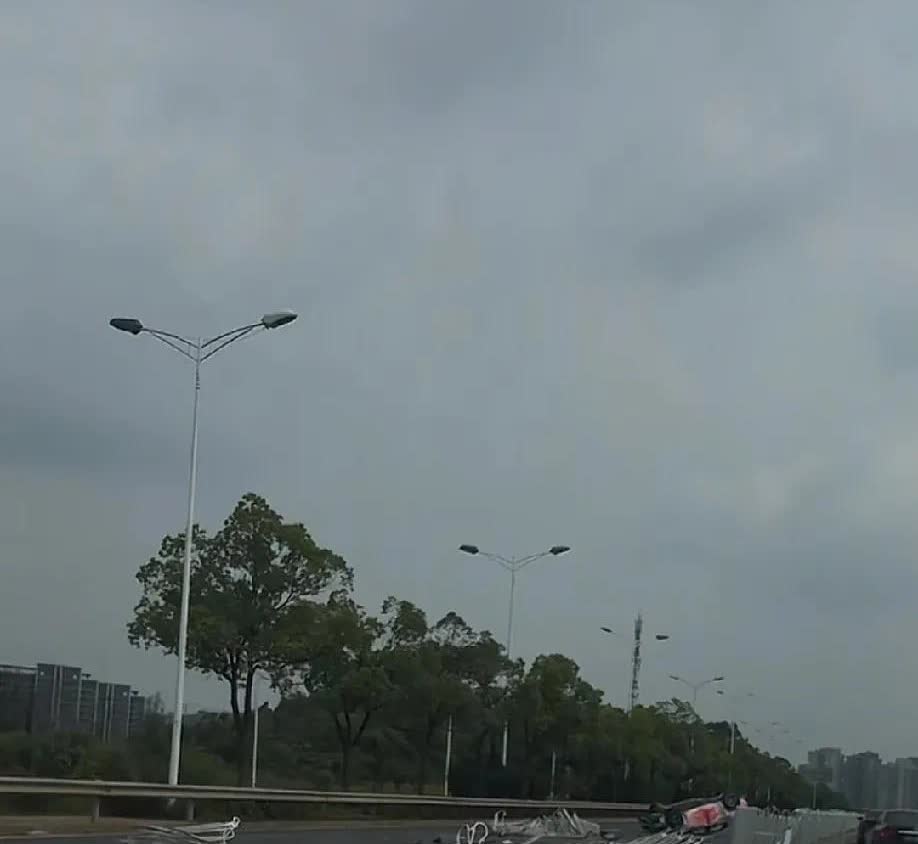 长沙金星北发生一起惨烈的车祸，中间栏杆都撞没了几米，车辆也翻了，可想而知当时车速