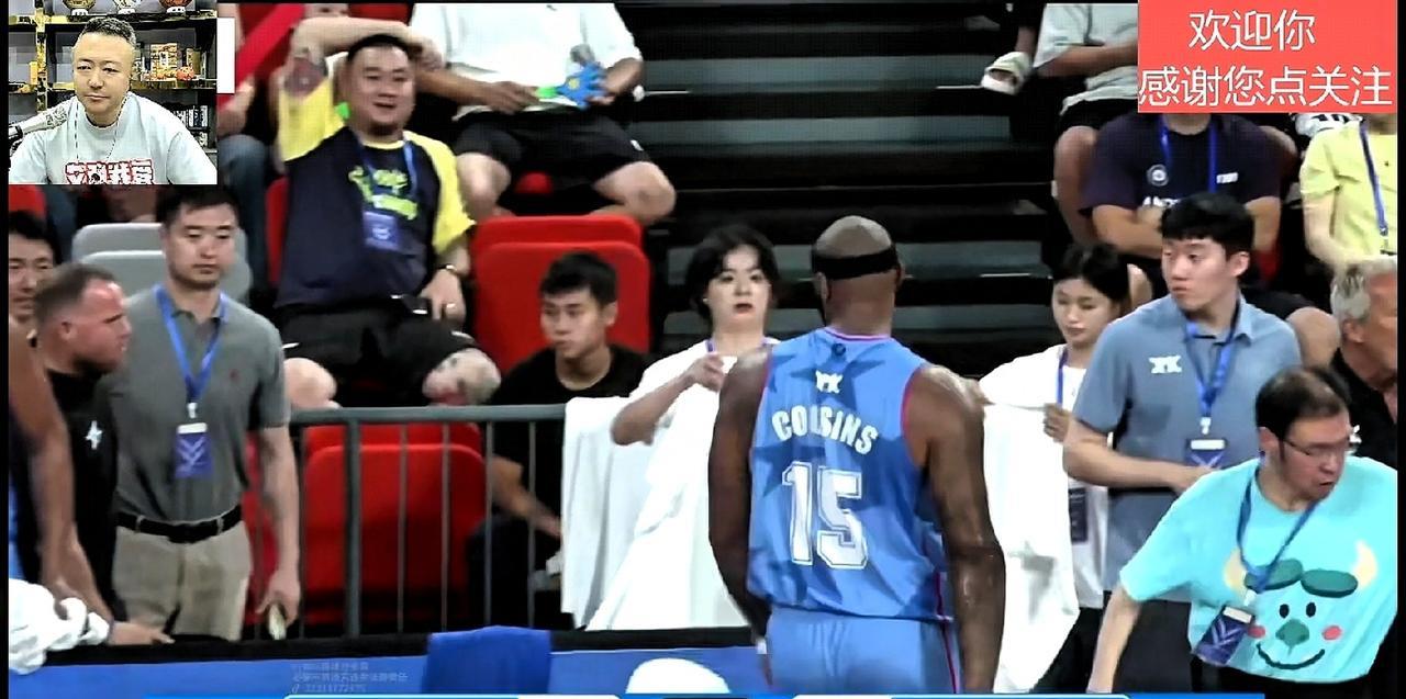 杜锋勃然大怒，不满张文逸最后防三分犯规，广东全运队对阵美国野猴队，最后5秒，广东