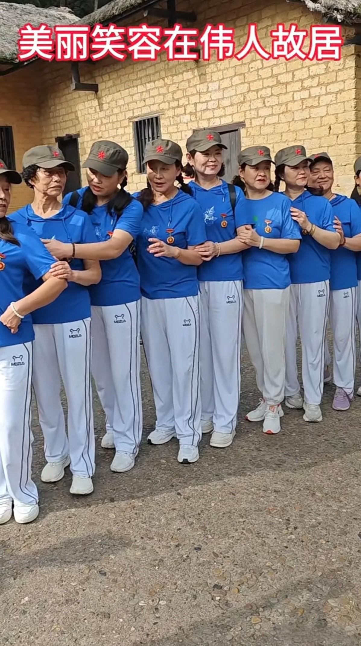 暴走团大妈总算干了一件有意义的正经事！看到一群暴走团的大妈，穿着统一的服装，戴