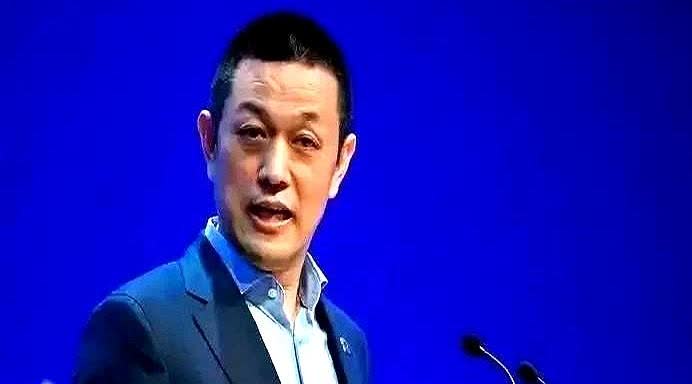 发布会现场，老板亲口承认新车铝材缩水，全场瞬间安静得能听见快门声。换别人