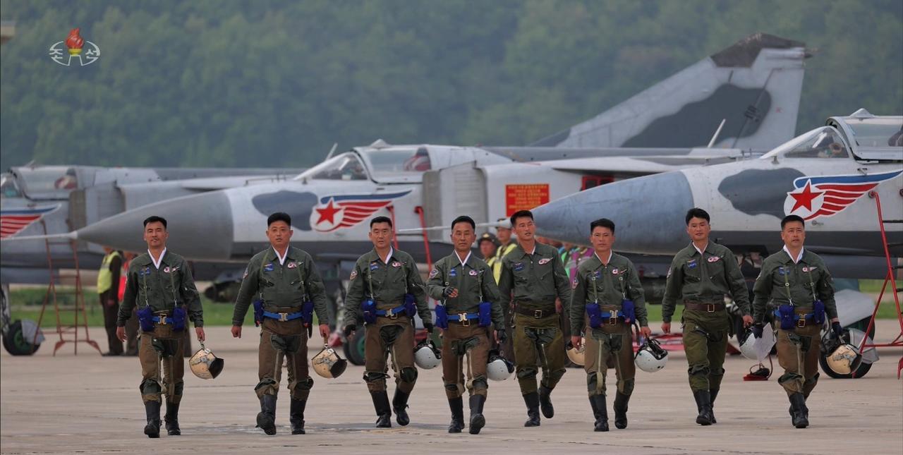金正恩访问朝鲜人民军近卫第1空军师团所属飞行联队指导训练，近卫第1航空师团各联队