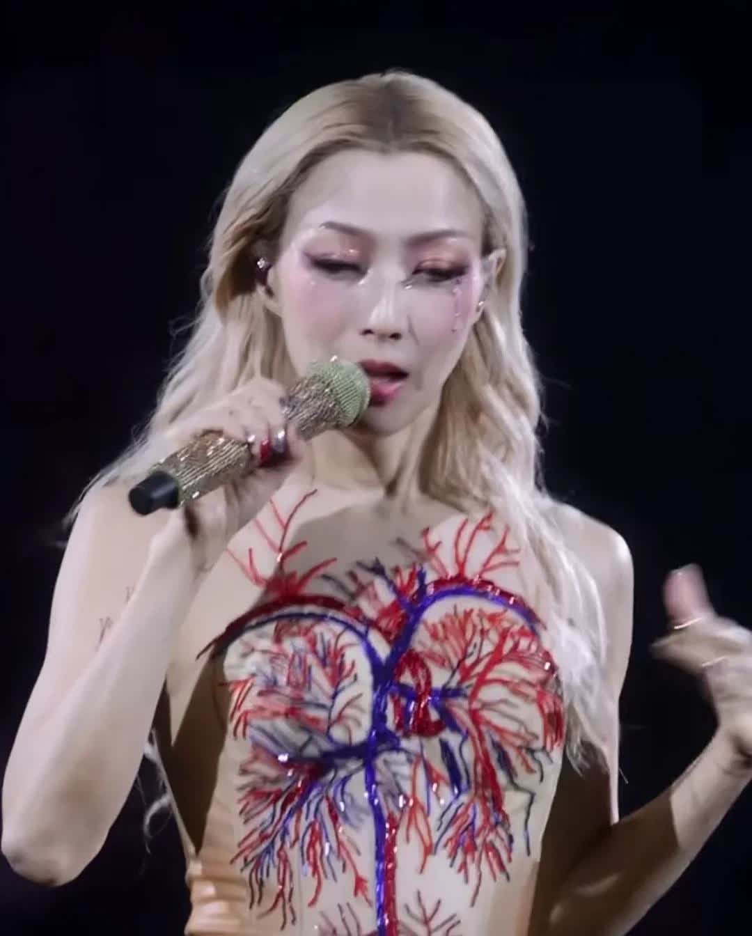 郑秀文对自己的身材要求非常高。曾因为年轻时的微胖被许多人批评，指责她的形象不