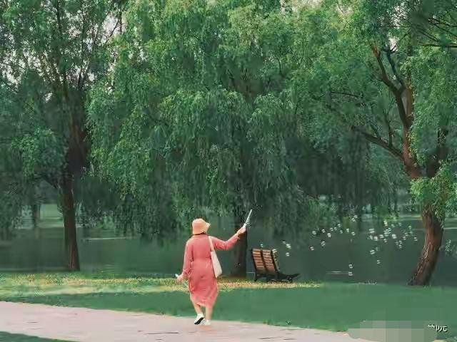 昨天去送小姑子，她男人哭得站都站不稳，嘴里喊着“你走了我可怎么活”。可我知道