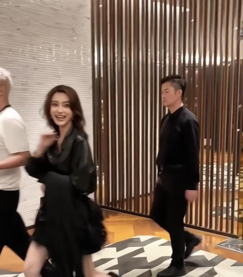 上海环球港这场线下活动，杨颖和陈妍希同框太有看头了。杨颖36岁状态一如既往地好，