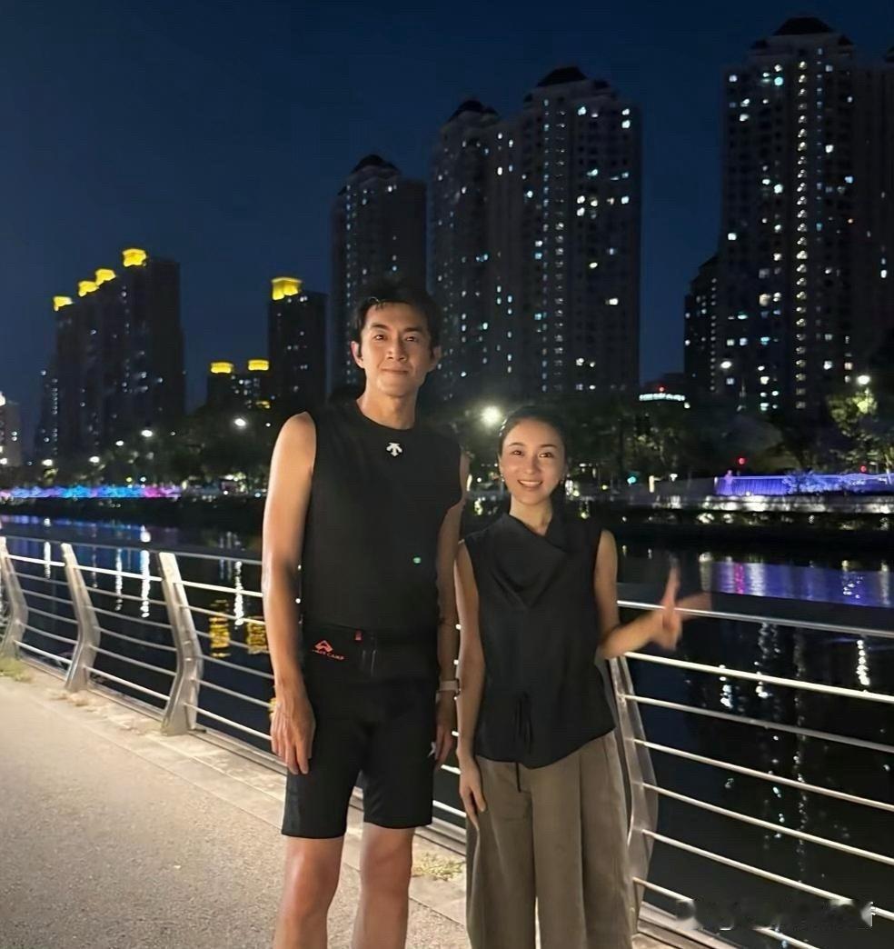 林更新上海夜跑被偶遇，37岁依旧身姿挺拔，外形俊朗，帅气感十足。