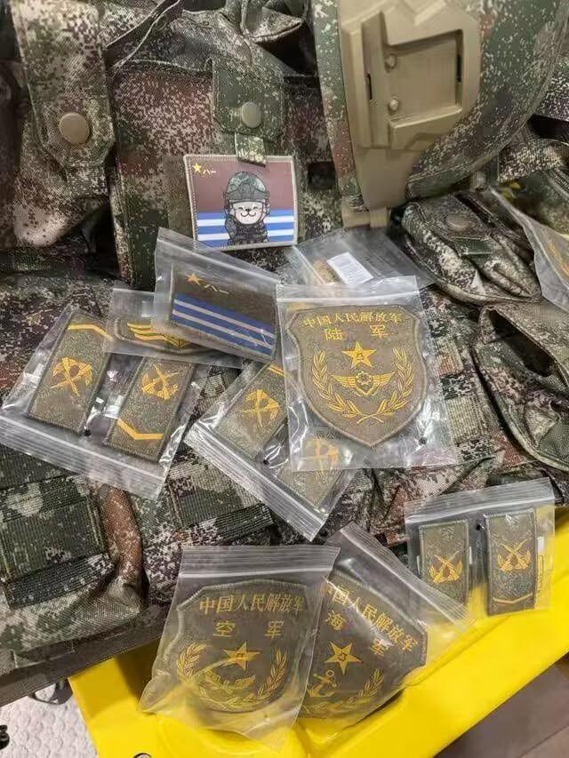 有个b老外玩家在来华旅游期间找到途径买了一些21式单装的尾货，作为懂行的PLA玩