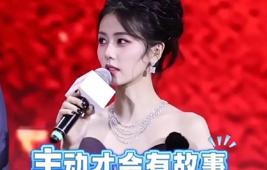 #白鹿#白鹿丞磊牵手走红毯，此女就闪耀到，都注意不到脖子上项链的火彩。二人一