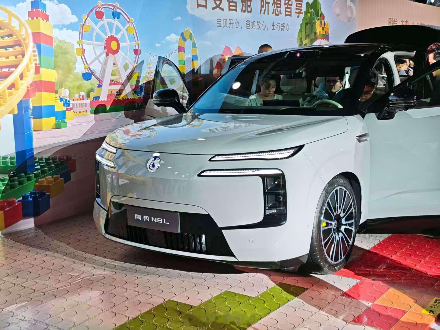 腾势N8L今晚上市了，外观更加简洁年轻，但硬件上看齐大哥N9，动态我们试过是一